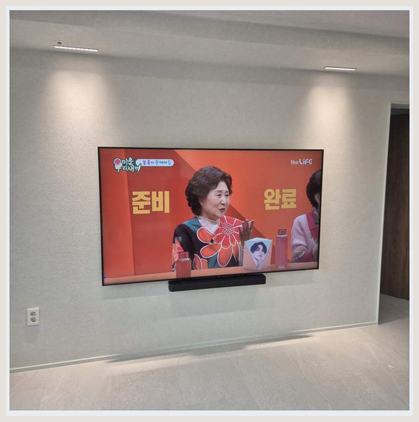 멀티탭 숨김과 전원 접근성의 차이에 필요한 벽체·브라켓 확인을 살펴볼 수 있는 벽걸이TV 설치 참고 사진 (해당 지역 시공 사례 아님)