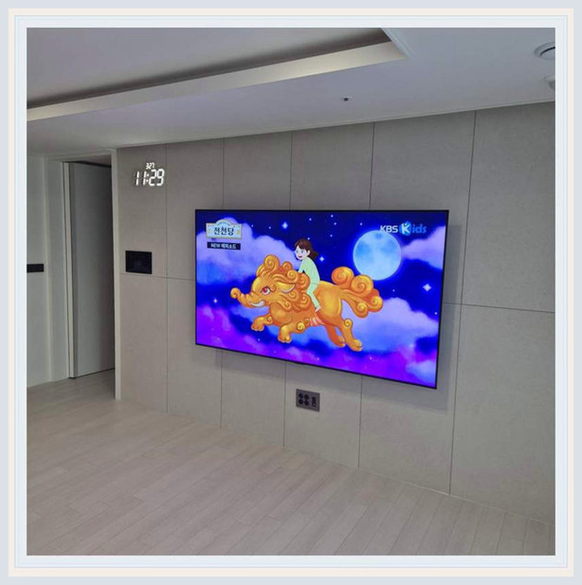 타일 아트월의 표면과 바탕재를 따로 보는 이유을 살펴볼 수 있는 벽걸이TV 설치 참고 사진 (해당 지역 시공 사례 아님)