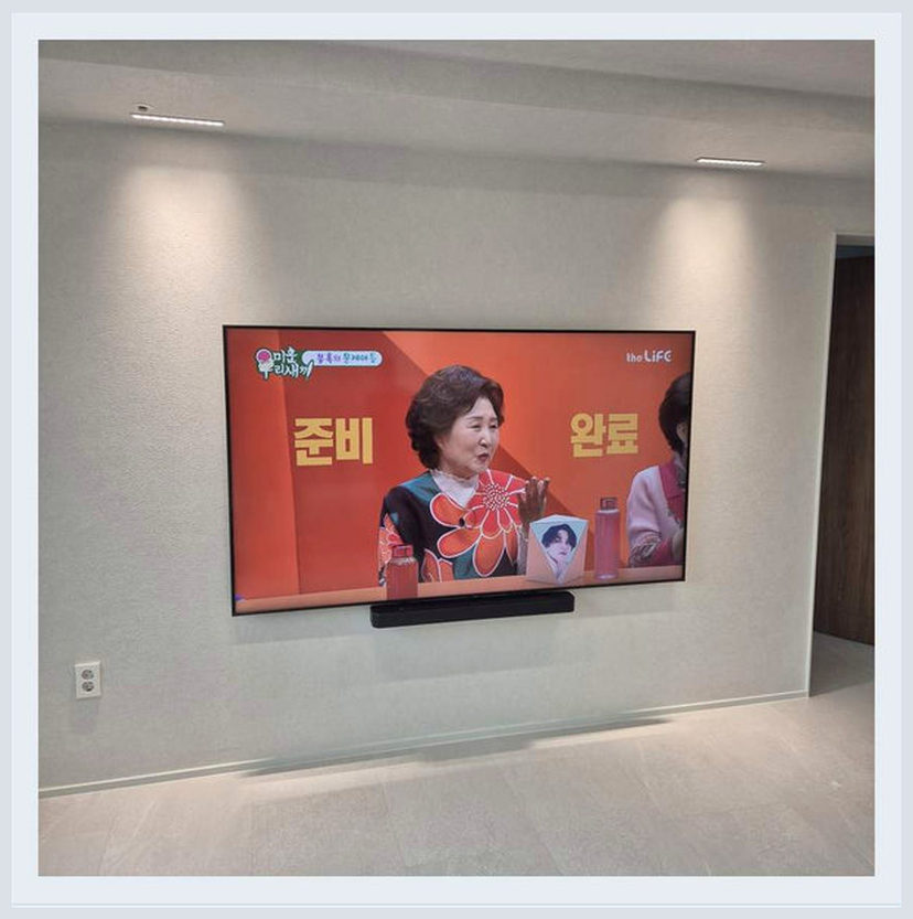 채광 때문에 TV 위치를 옮기는 경우을 살펴볼 수 있는 벽걸이TV 설치 참고 사진 (해당 지역 시공 사례 아님)