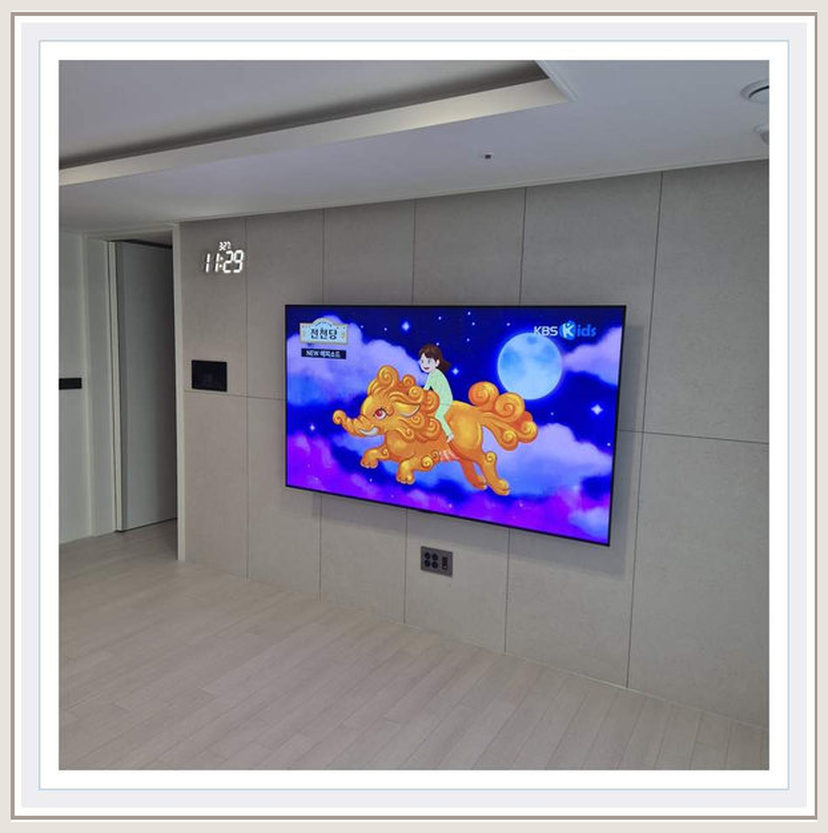 TV 크기가 바뀌면 이전 브라켓을 써도 될까 마무리와 선정리 점검을 살펴볼 수 있는 벽걸이TV 설치 참고 사진 (해당 지역 시공 사례 아님)