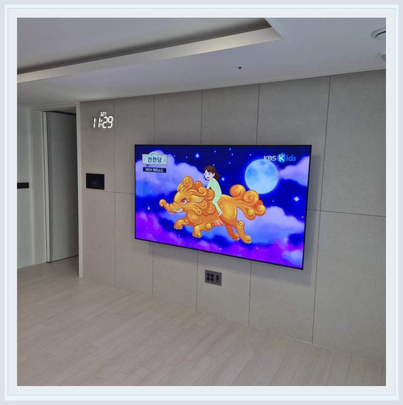 급한 당일 문의에서 가장 먼저 확인할 내용을 살펴볼 수 있는 벽걸이TV 설치 참고 사진 (해당 지역 시공 사례 아님)