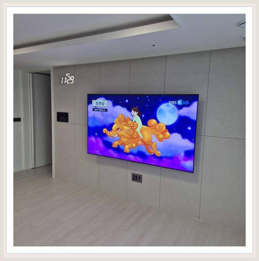 철거만 맡길지 재설치까지 맡길지에 따른 비용을 살펴볼 수 있는 벽걸이TV 설치 참고 사진 (해당 지역 시공 사례 아님)