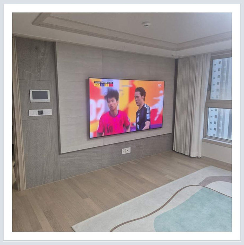 새집의 거실 크기에 맞추는 화면 높이을 살펴볼 수 있는 벽걸이TV 설치 참고 사진 (해당 지역 시공 사례 아님)