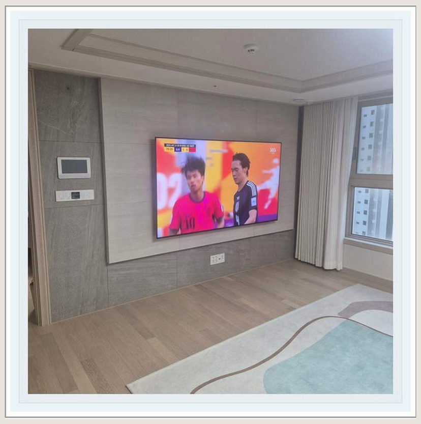 선정리 비용이 달라지는 콘센트 위치 마무리와 선정리 점검을 살펴볼 수 있는 벽걸이TV 설치 참고 사진 (해당 지역 시공 사례 아님)