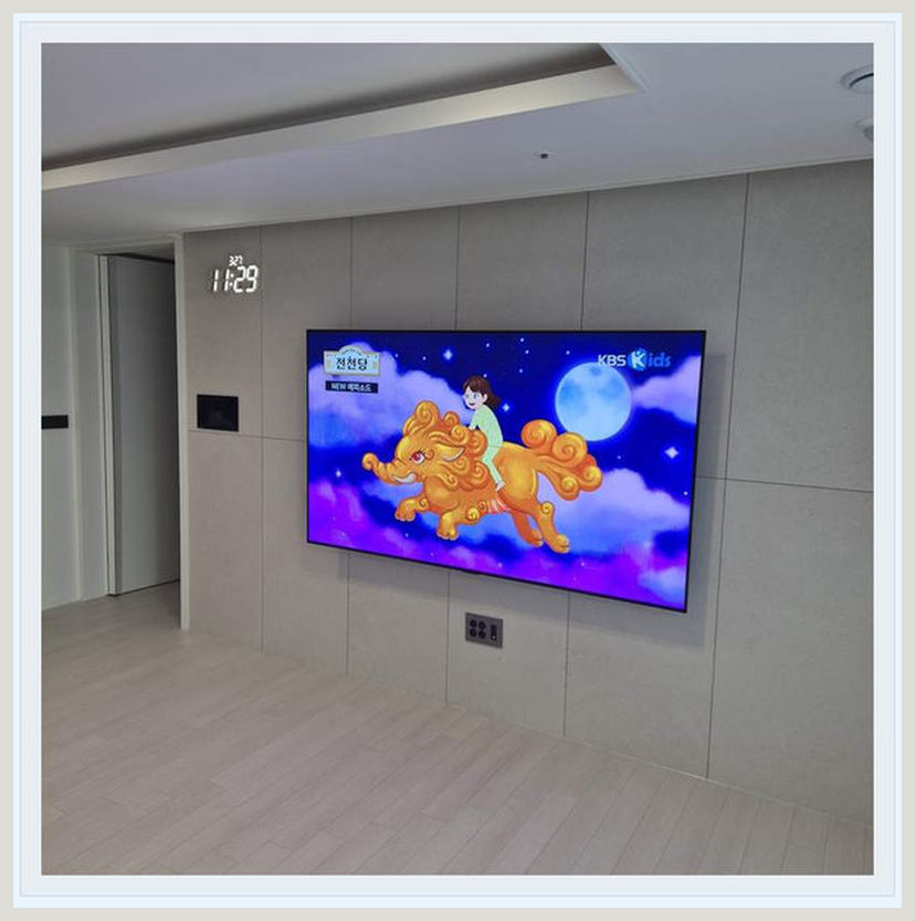 벽걸이 후 좁아지는 콘솔 위 공간의 활용 마무리와 선정리 점검을 살펴볼 수 있는 벽걸이TV 설치 참고 사진 (해당 지역 시공 사례 아님)