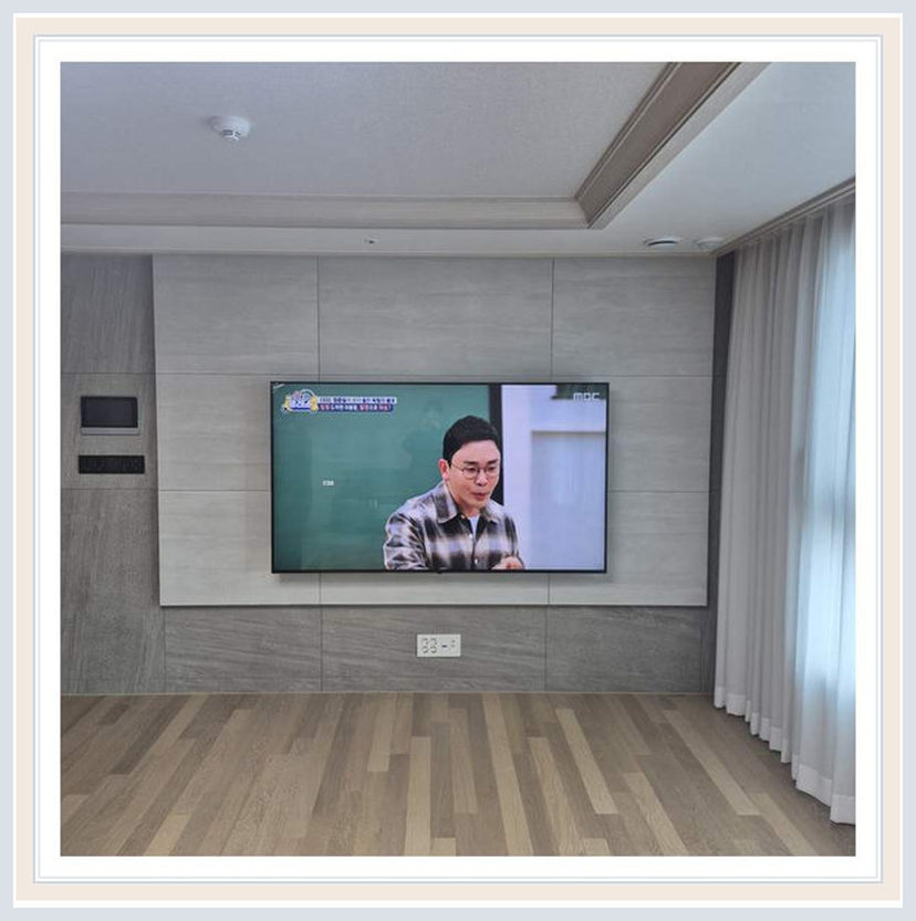 타일 마감 뒤에 숨어 있는 가벽 상태을 살펴볼 수 있는 벽걸이TV 설치 참고 사진 (해당 지역 시공 사례 아님)