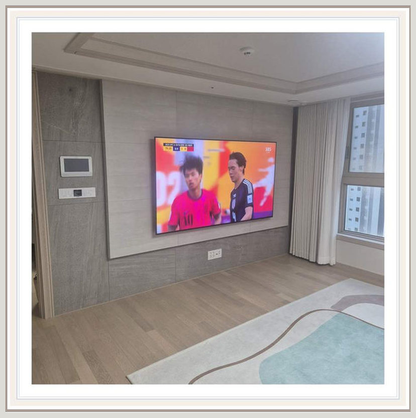 타일 마감 뒤에 숨어 있는 가벽 상태 마무리와 선정리 점검을 살펴볼 수 있는 벽걸이TV 설치 참고 사진 (해당 지역 시공 사례 아님)