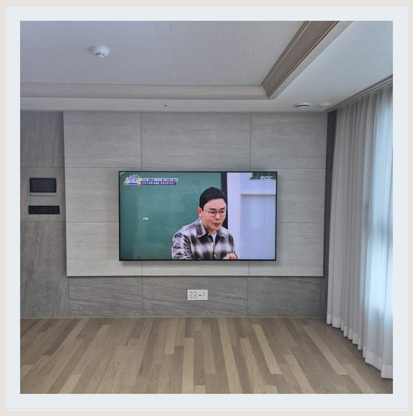 업체별 가격 차이가 나타나는 선숨김 작업 마무리와 선정리 점검을 살펴볼 수 있는 벽걸이TV 설치 참고 사진 (해당 지역 시공 사례 아님)