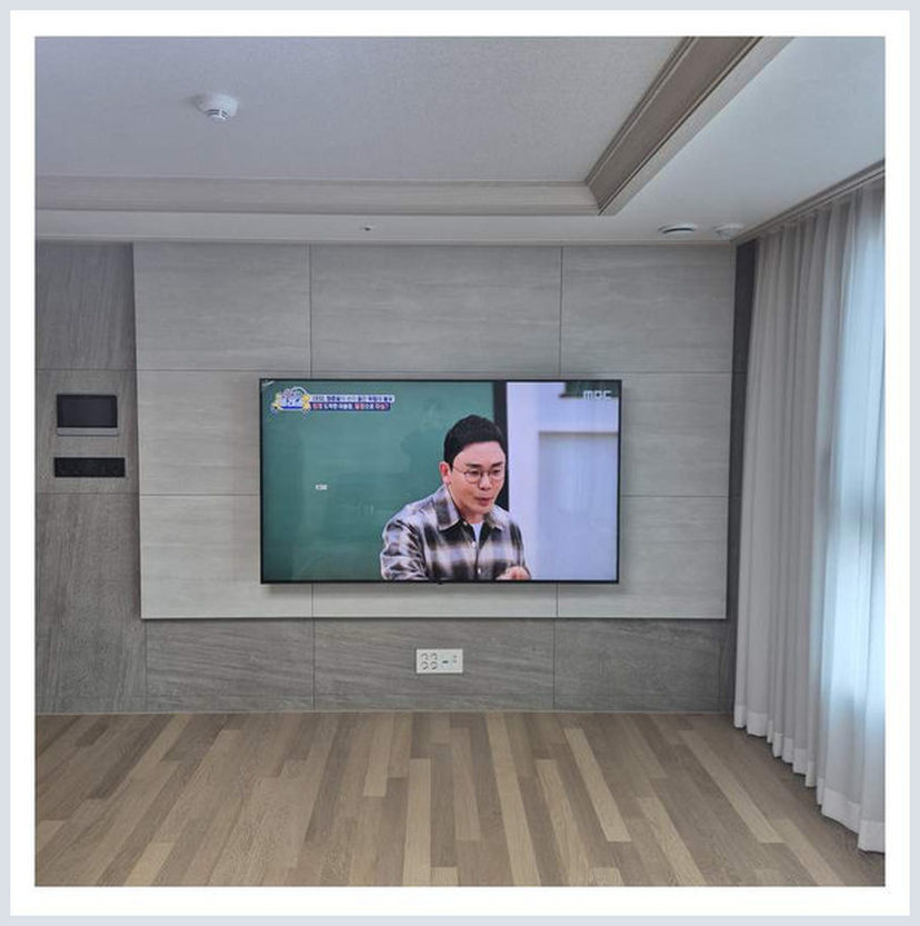 철거 뒤 벽에 남은 자국을 어떻게 처리할까을 살펴볼 수 있는 벽걸이TV 설치 참고 사진 (해당 지역 시공 사례 아님)