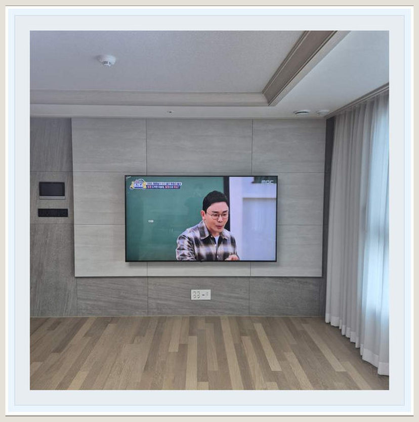 섬·공항 생활권 이동에서 방문 조건 확인을 살펴볼 수 있는 벽걸이TV 설치 참고 사진 (해당 지역 시공 사례 아님)